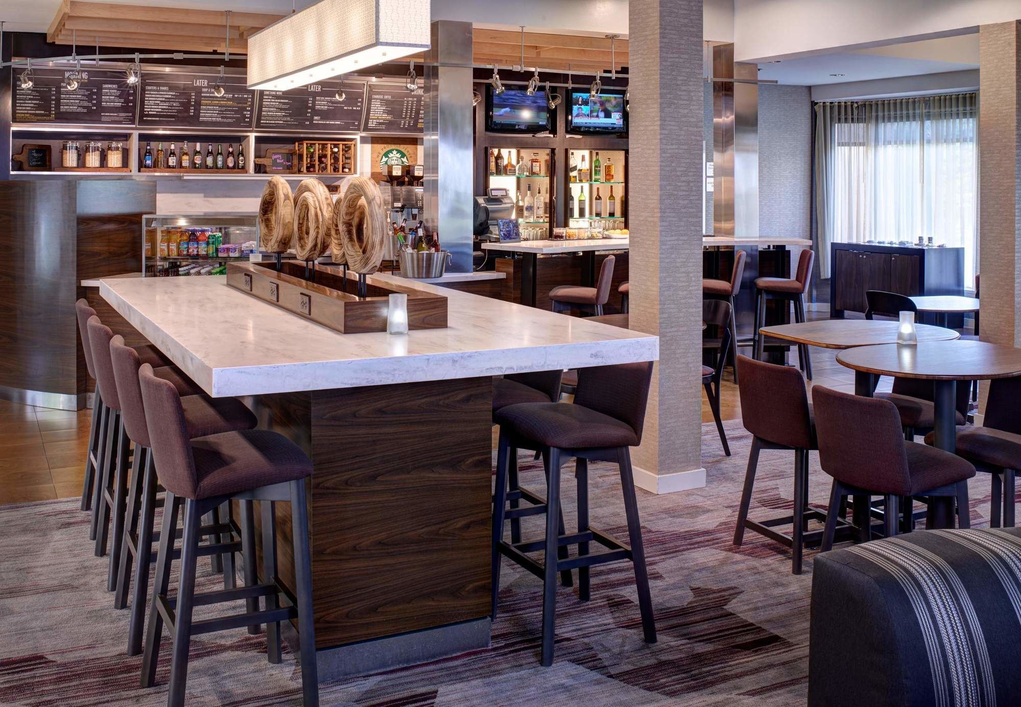 Фото Courtyard by Marriott Des Moines West Clive