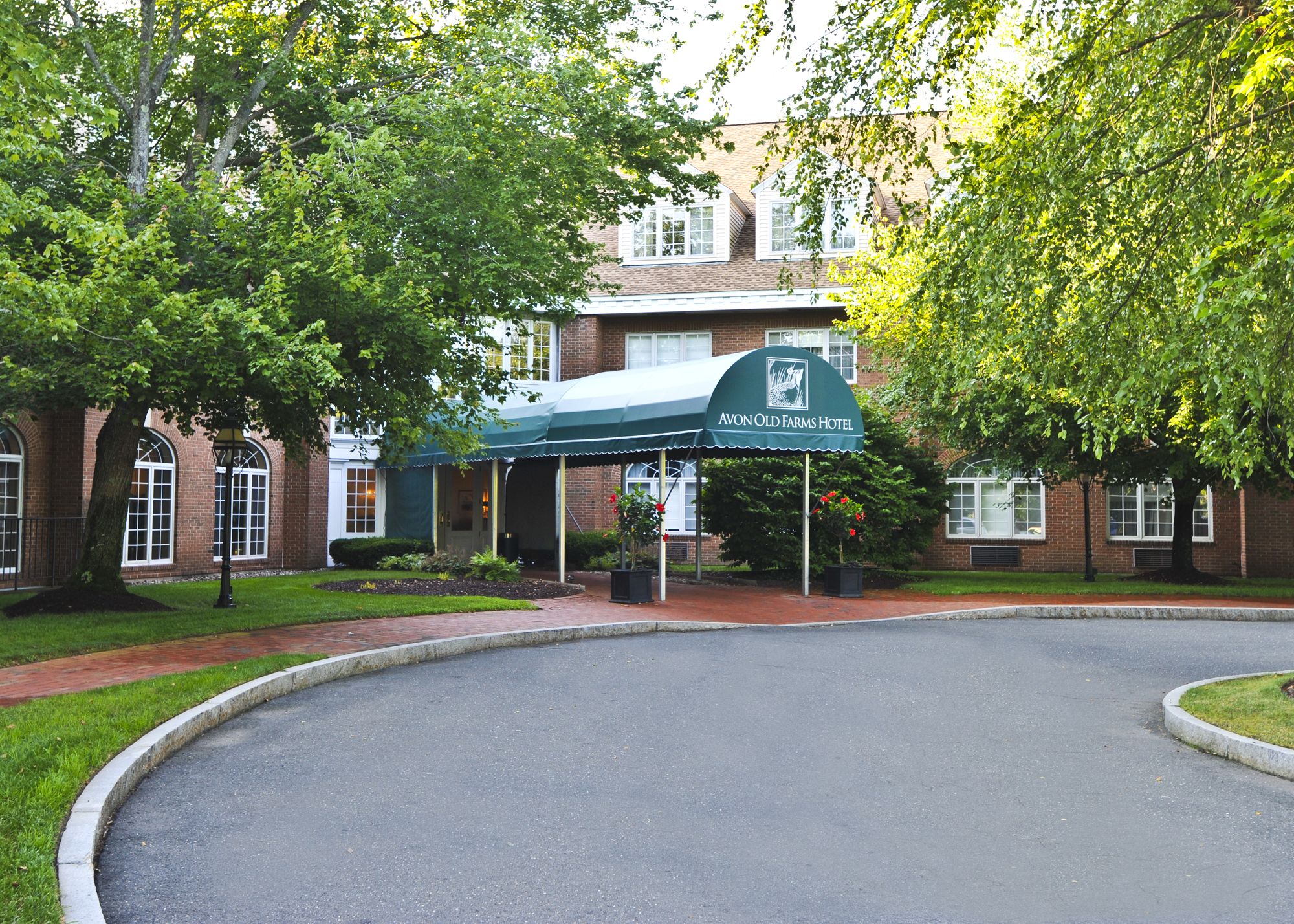 Фото Avon Old Farms Hotel