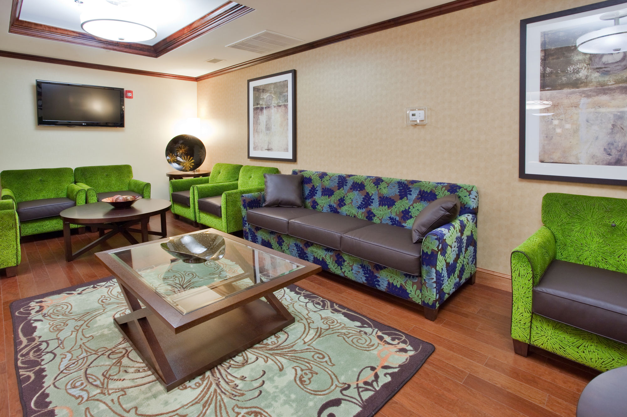 Фото Holiday Inn Express Hotel & Suites Fredericksburg, an Ihg Hotel