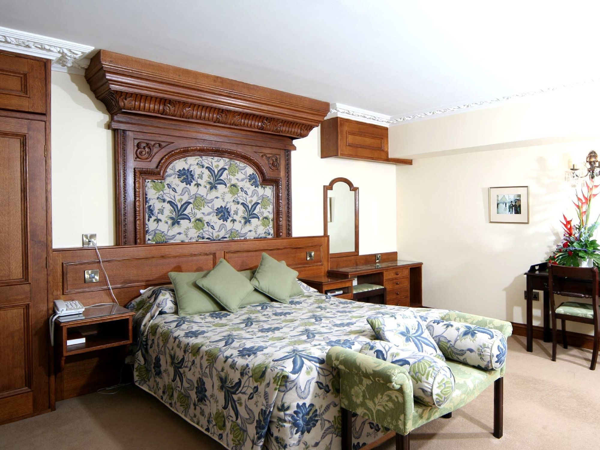 Фото The Feathers Hotel