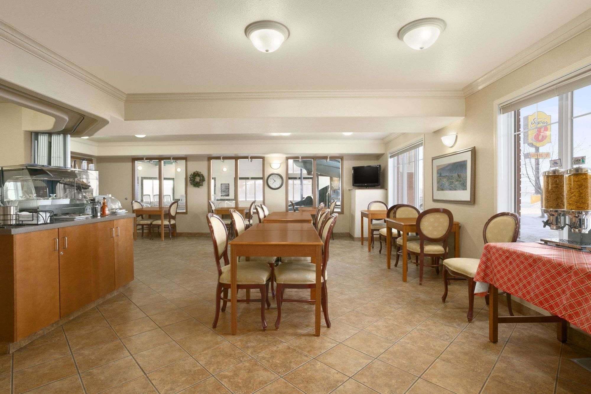 Фото Super 8 by Wyndham High Level Ab