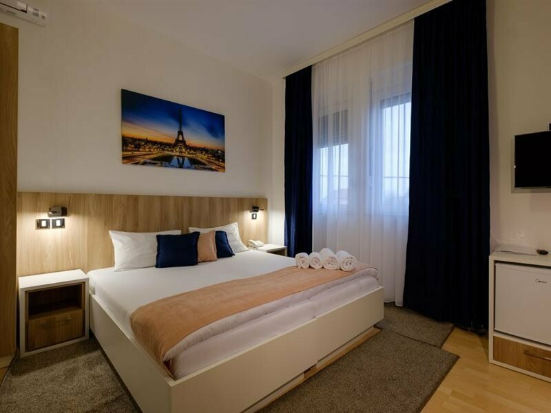 Hotel Airport Garni Hotel, Earth, photo