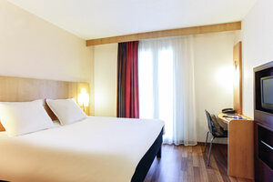 Ibis Hyères Centre (Provence-Alpes-Côte d'Azur, Var, Arrondissement de Toulon, Hyères, Avenue Jean Moulin), hotel