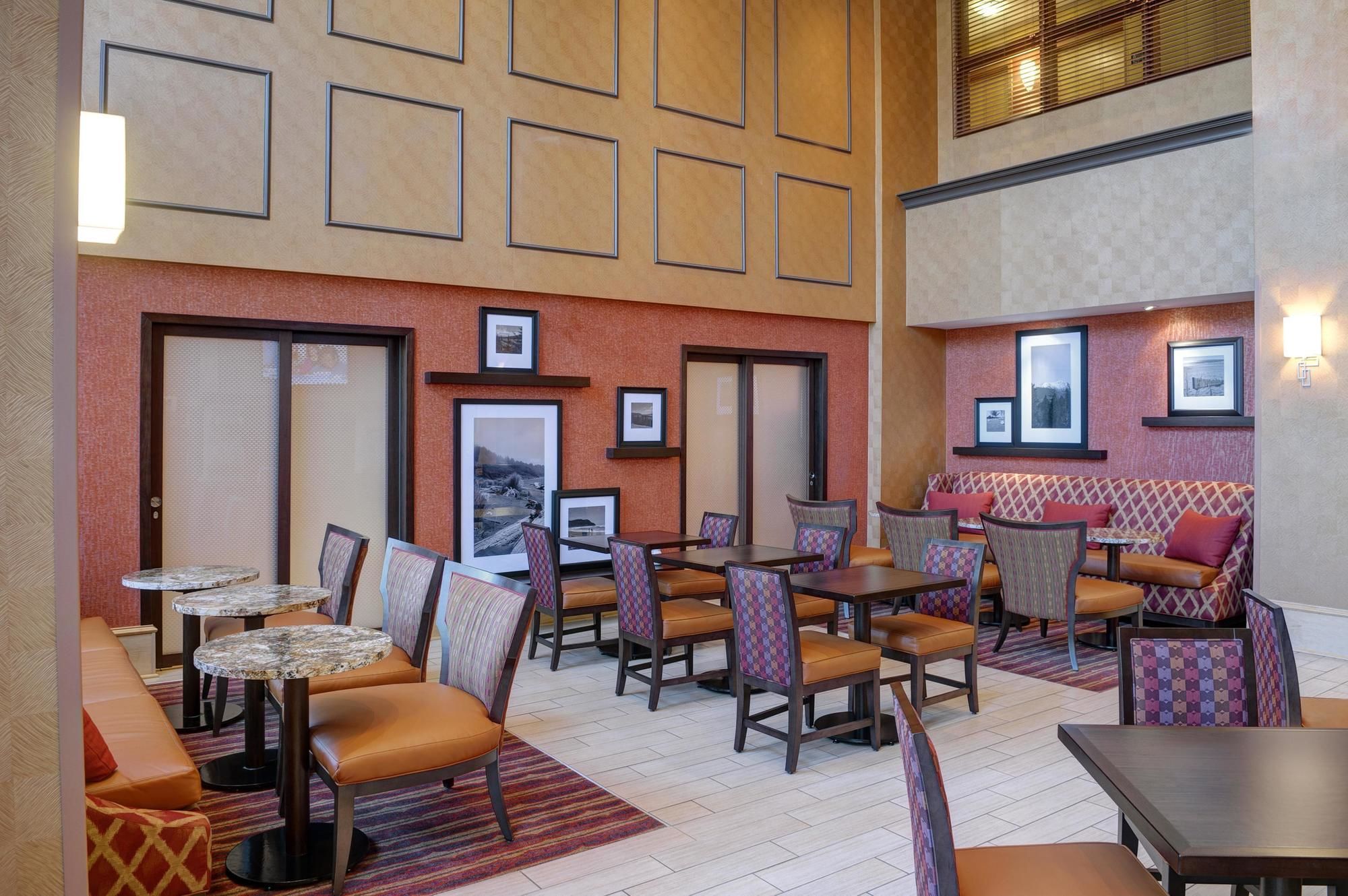 Фото Hampton Inn & Suites by Hilton Langley-Surrey