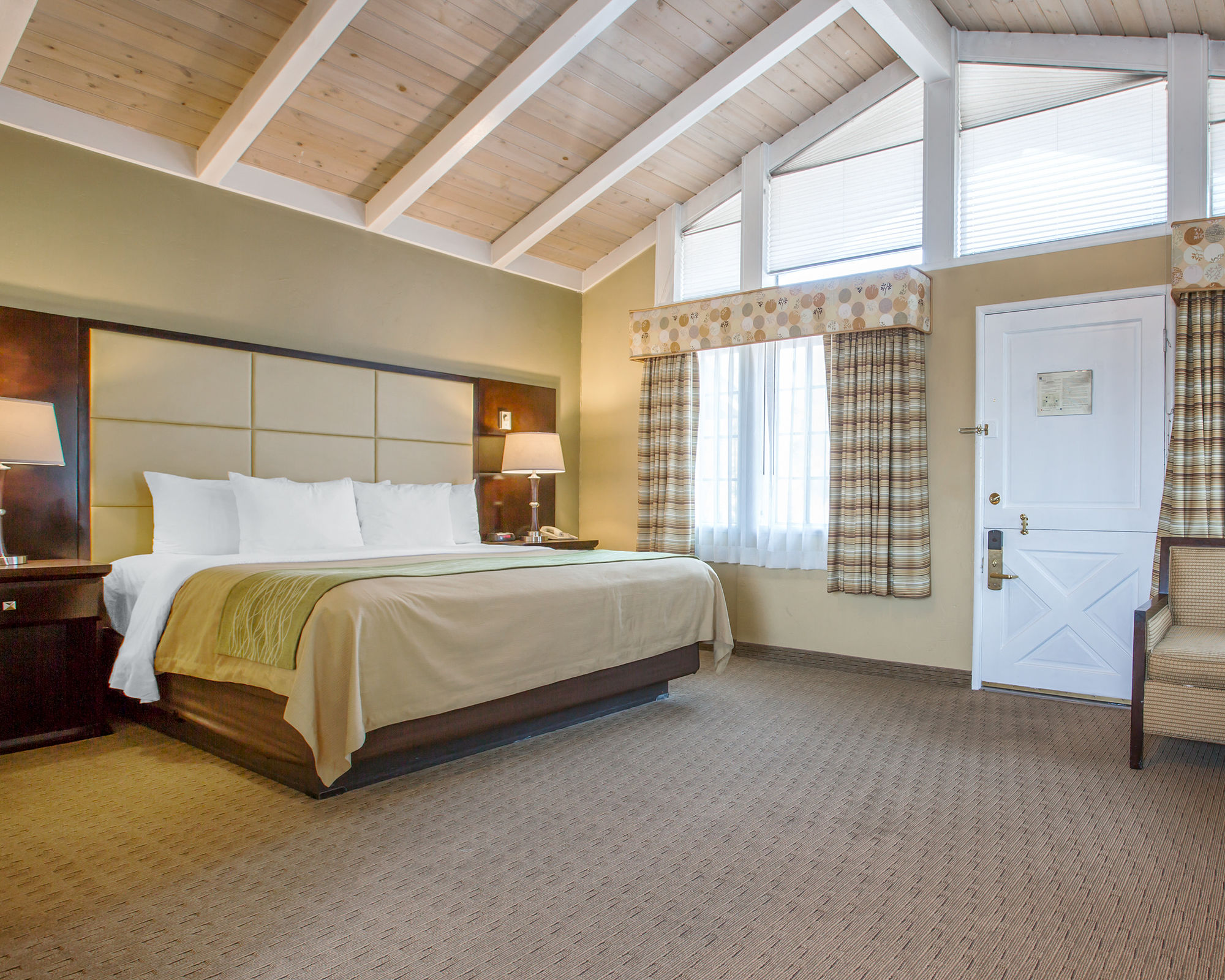 Фото Comfort Inn Carmel by The Sea