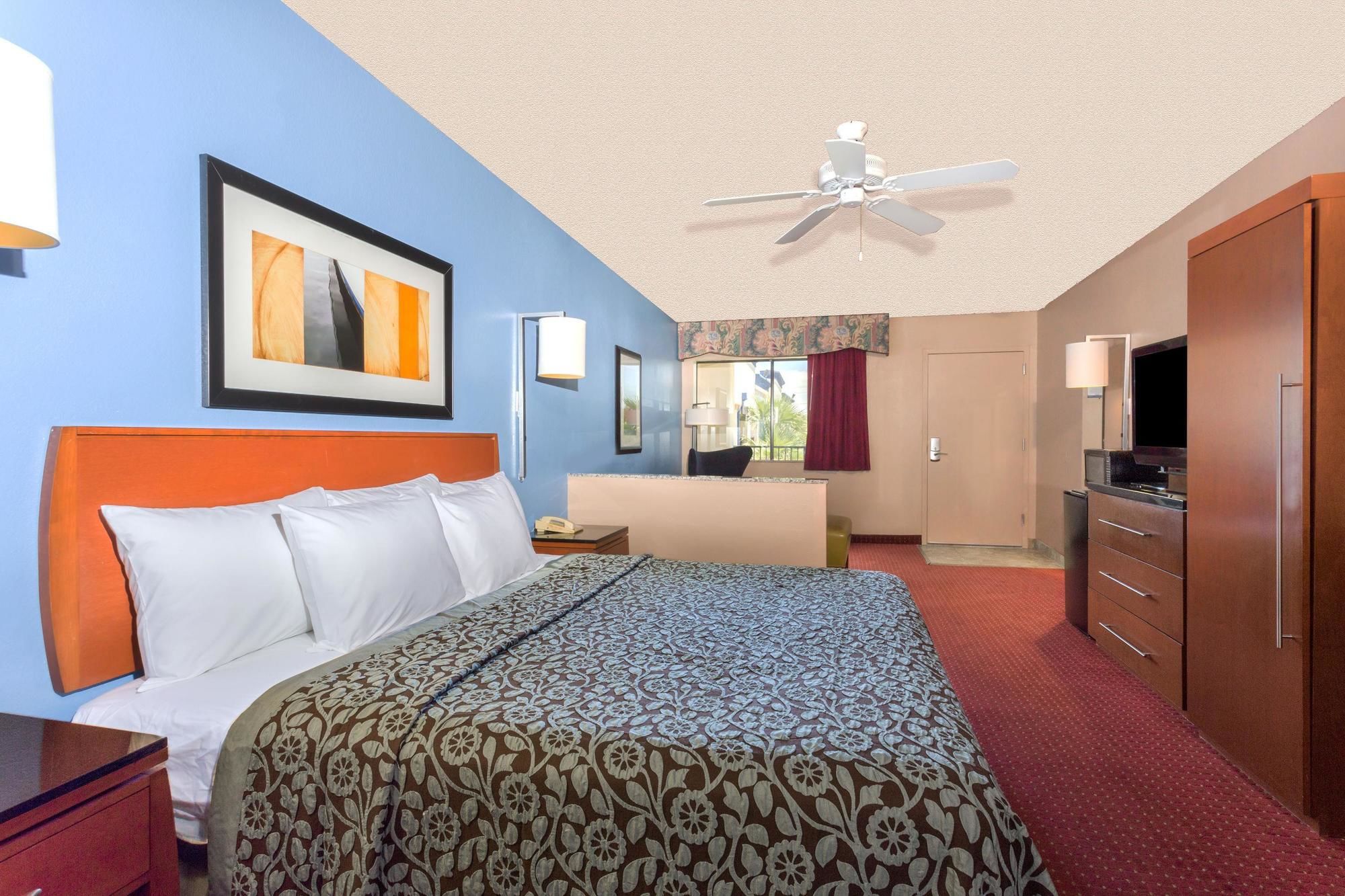 Фото Quality Inn & Suites near Downtown Mesa