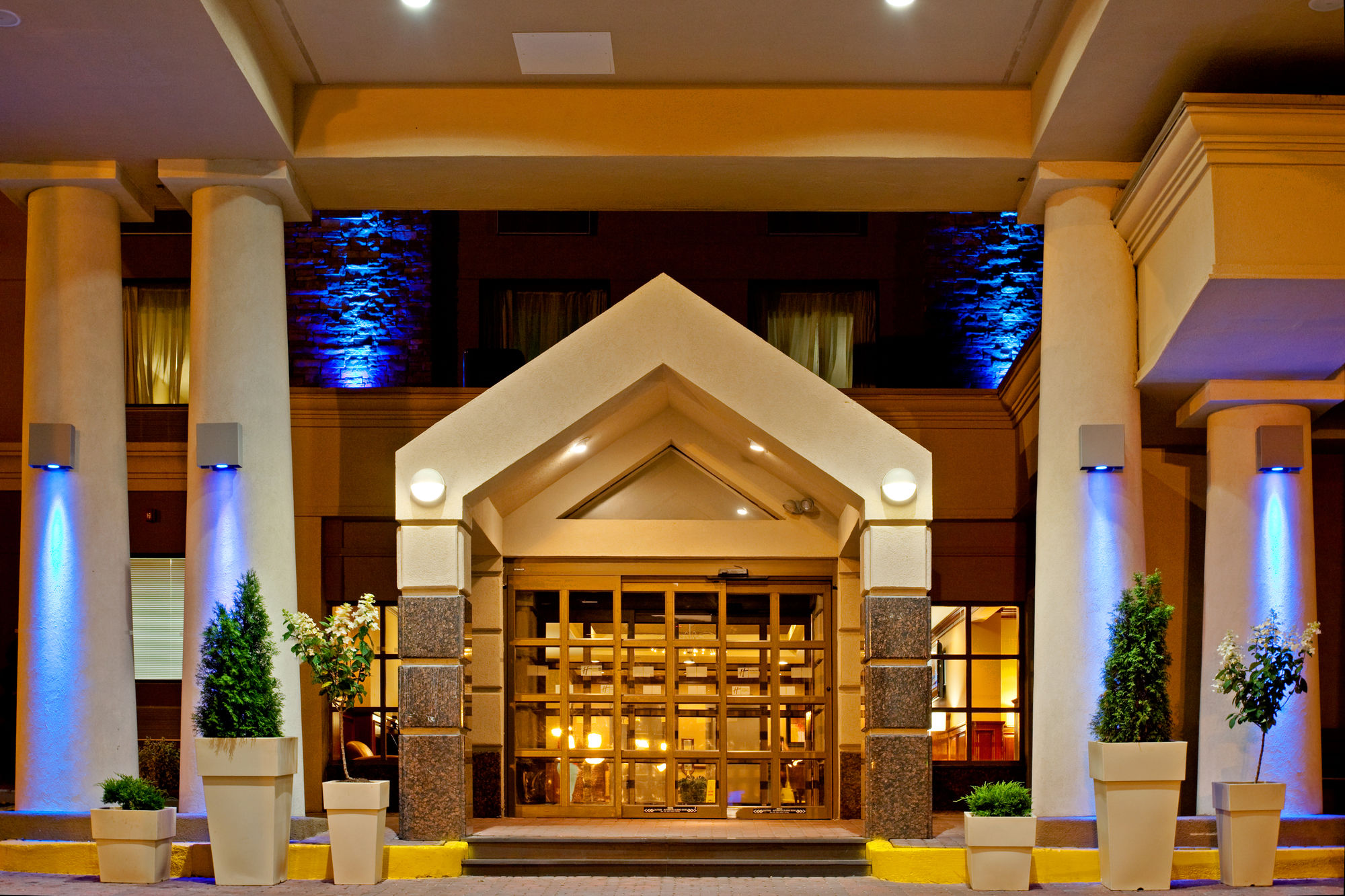 Фото Days Hotel by Wyndham North Bergen Nyc Area