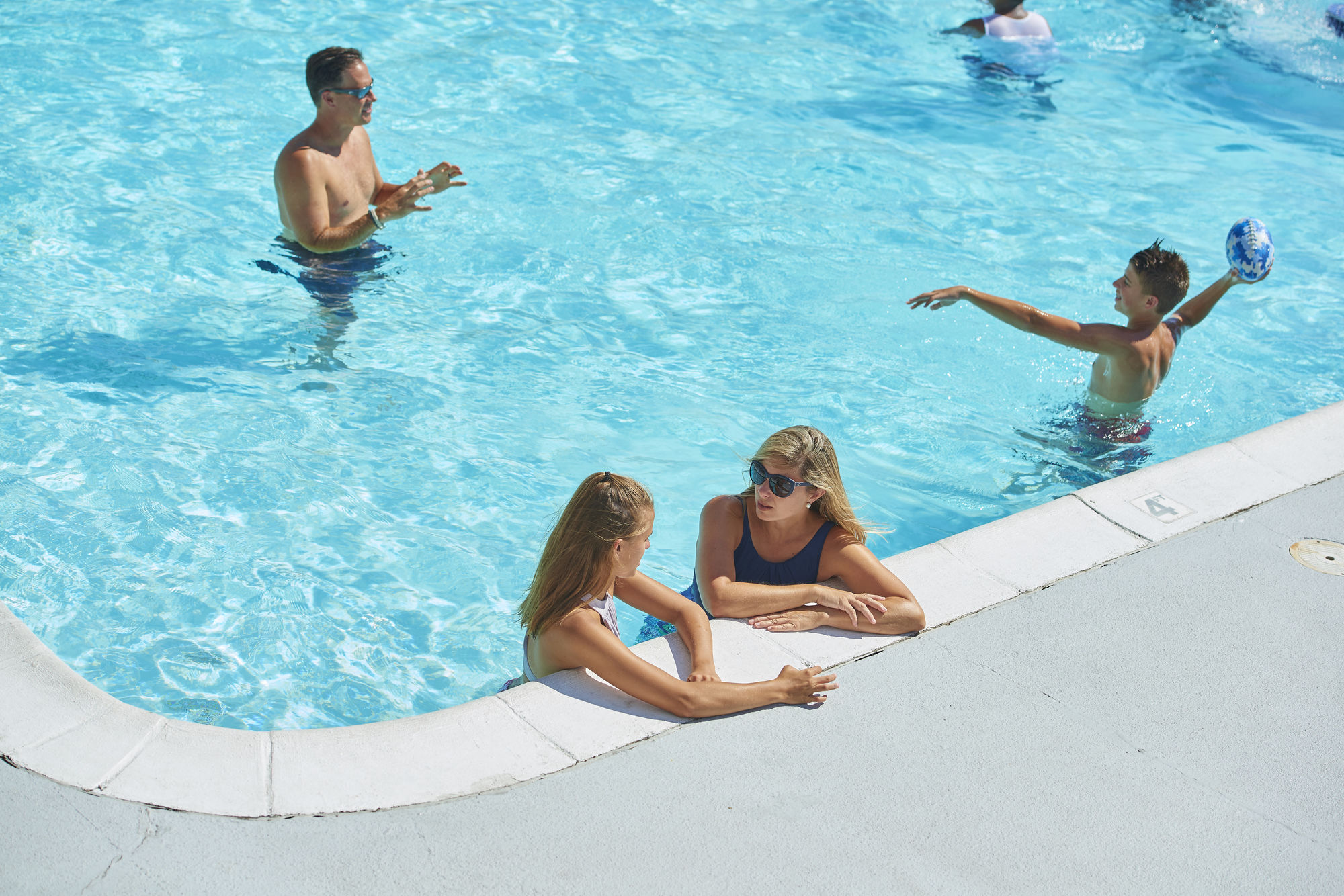 Фото Commander Hotel & Suites