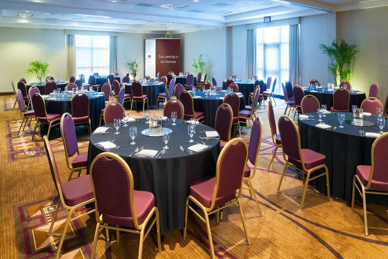 Фото DoubleTree by Hilton Milwaukee - Brookfield