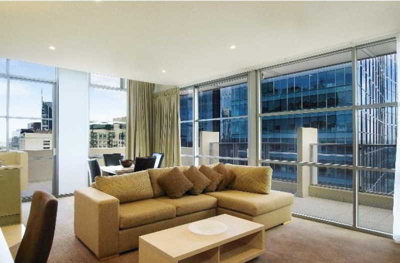 Фото Oaks Melbourne on Lonsdale Suites