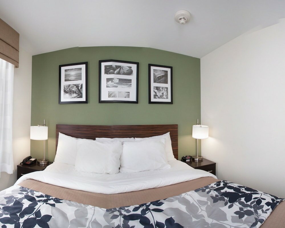 Фото Days Inn by Wyndham Brooklyn Borough Park