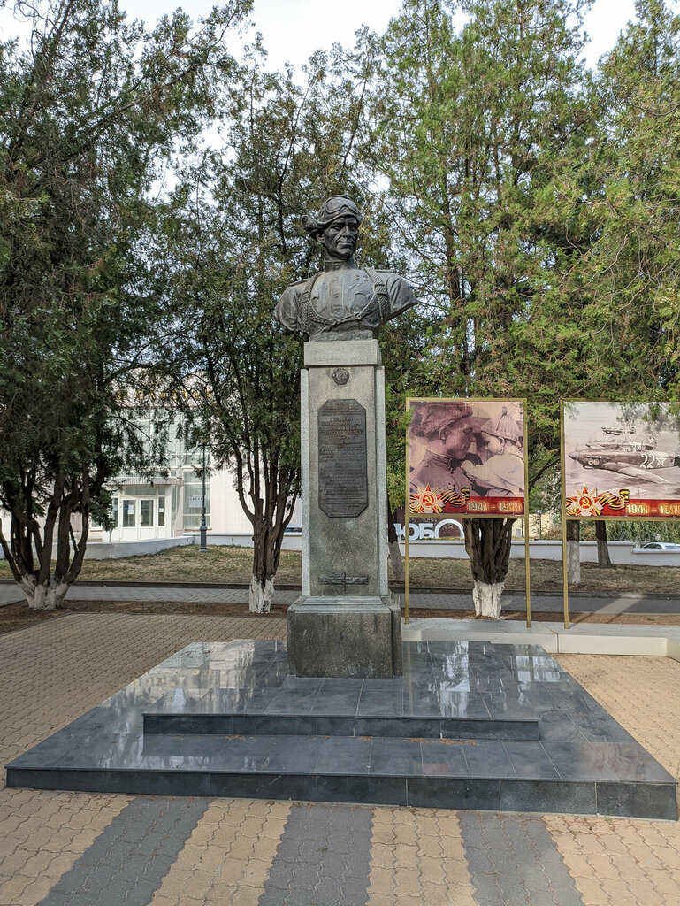 Monument, memorial Бюст дважды героя Советского Союза Н.Д. Гулаева, Aksay, photo
