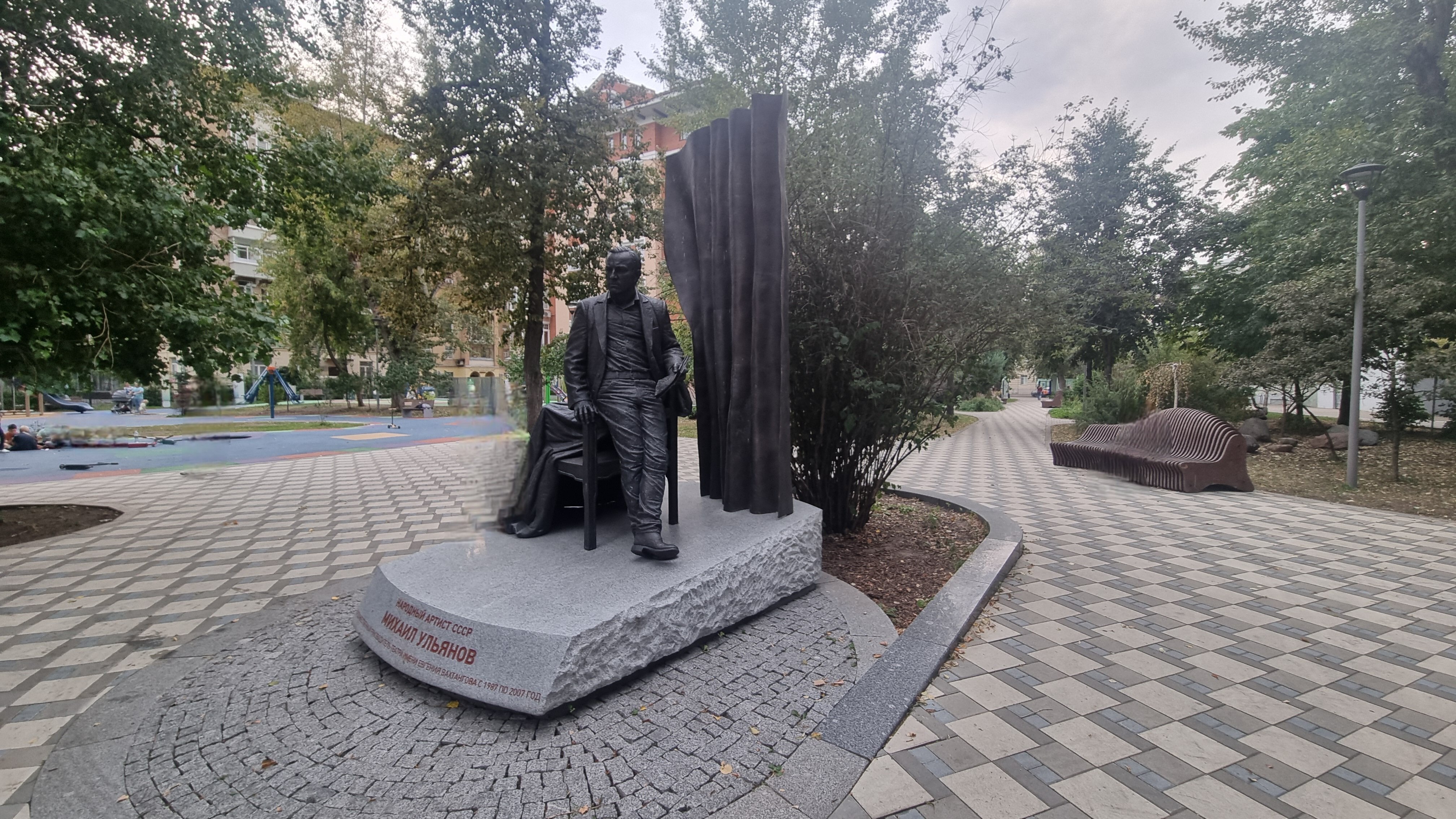 Михаил александрович ульянов москва михайловский сад фото