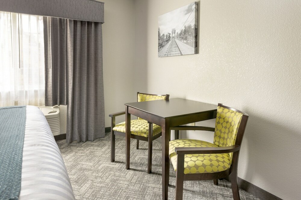 Фото Comfort Inn & Suites Tualatin - Lake Oswego South