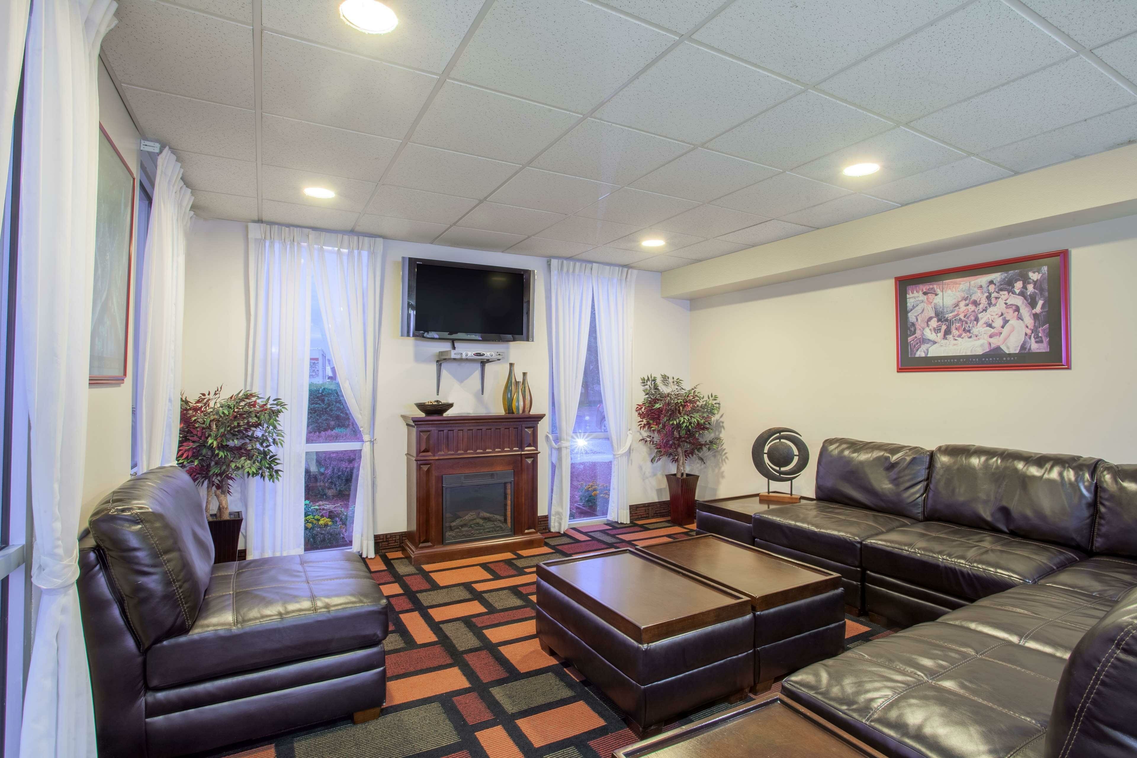 Фото Days Inn by Wyndham Columbia I-70