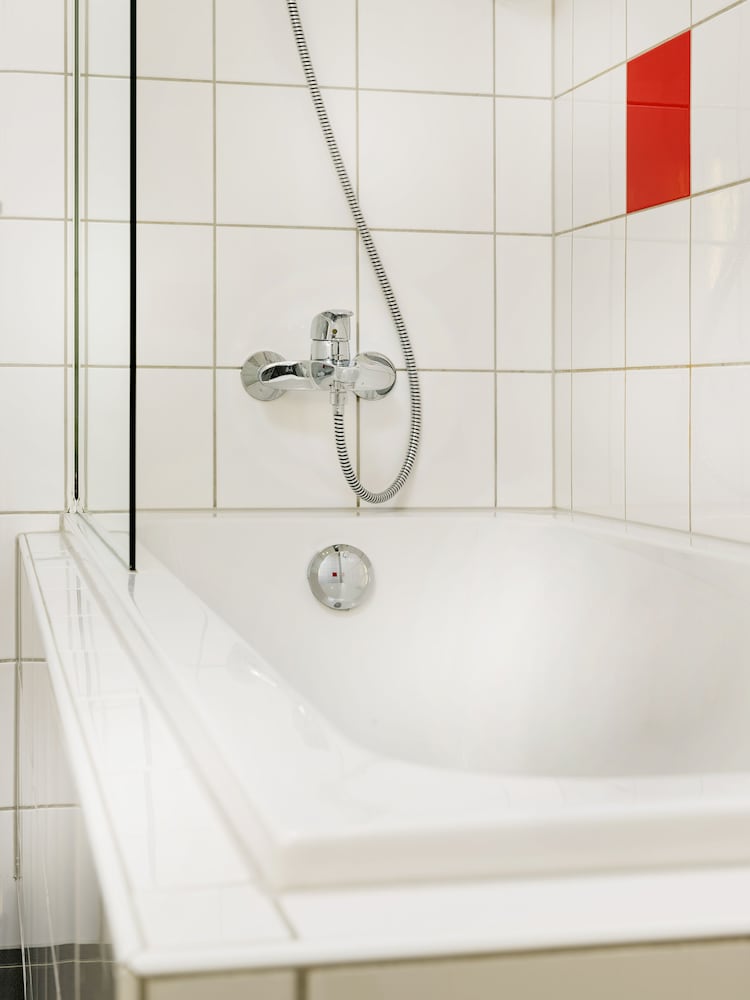 Фото Mercure Cardiff North Hotel