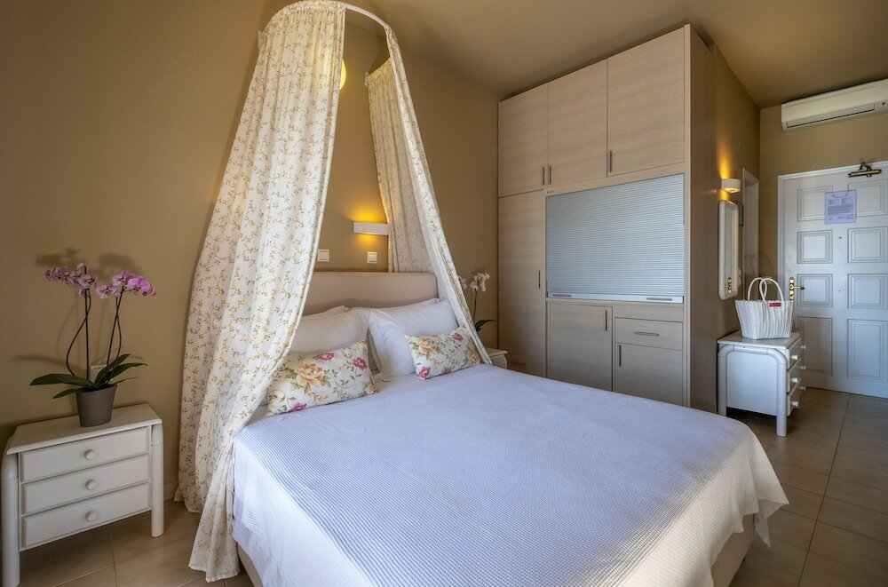 Фото Nelly’s Hotel & Apartments