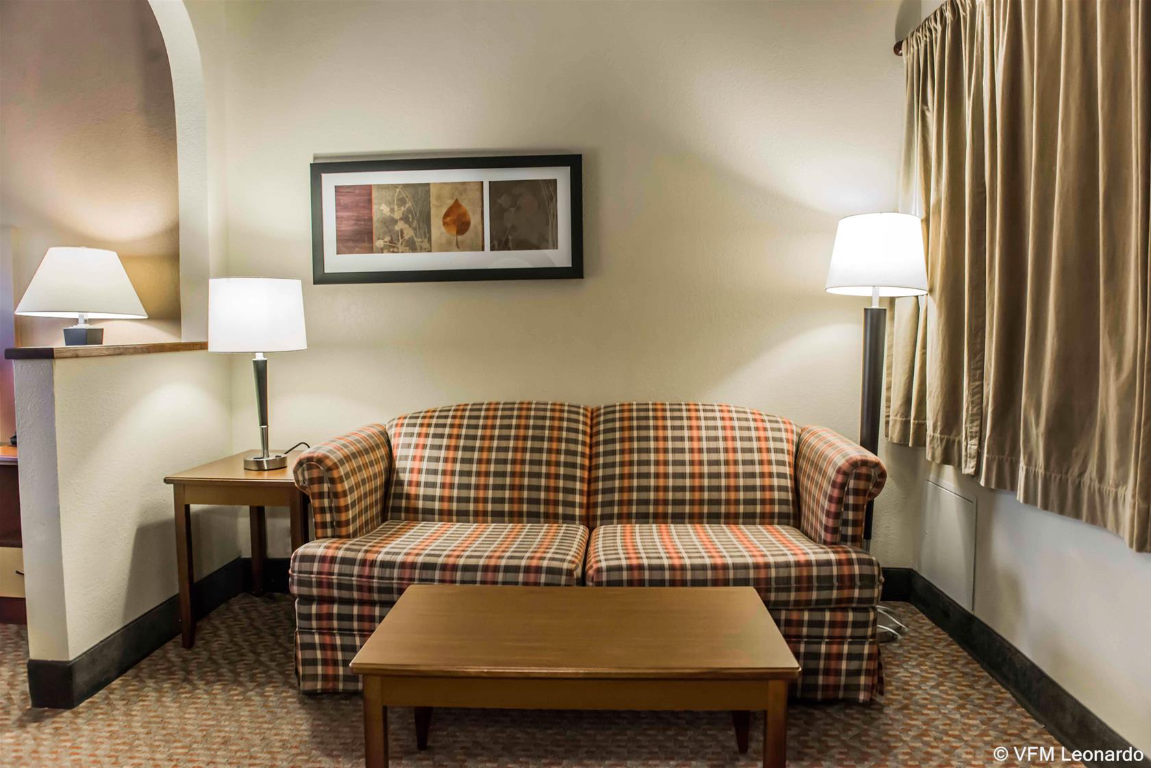 Фото Comfort Suites Tallahassee Downtown