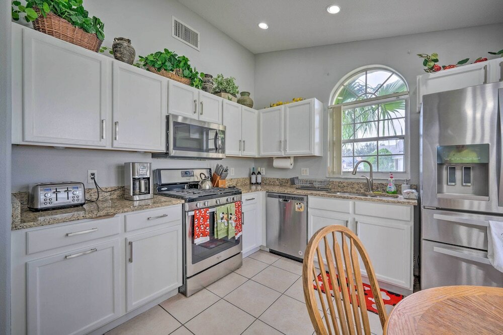 Фото Bright Kissimmee Getaway ~ 8 Mi to Disney!