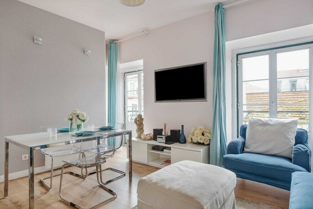 Фото Charming Bright Apartment in Lisbon