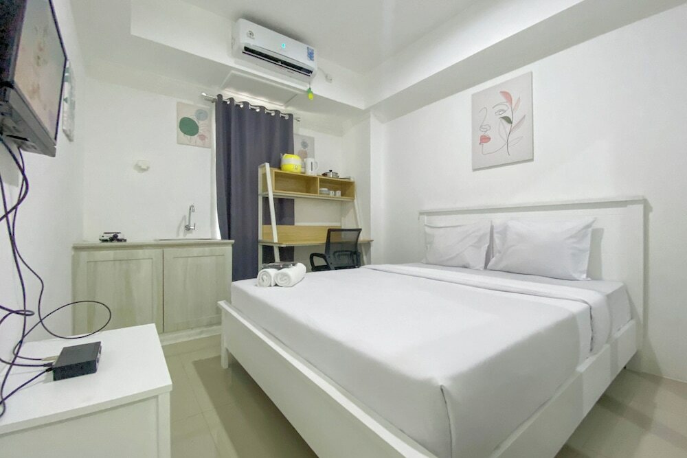 Фото Modern Look And Homey Studio At 10Th Floor Paltrow City Apartment