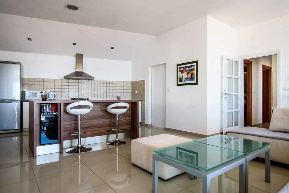 Фото Zenith Apartment by DuHomes