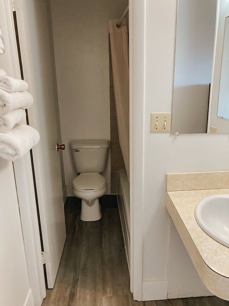 Фото The Redwood Motel