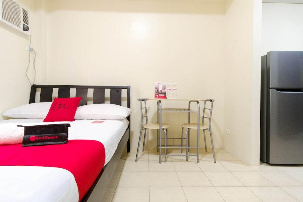 Фото Reddoorz Plus @ Pioneer Woodlands Mandaluyong