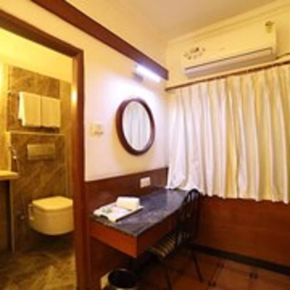 Фото Maple Tree Hotels