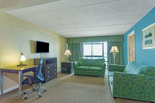 Гостиница Travelodge by Wyndham Suites Virginia Beach Oceanfront в Вирджиния-Бич