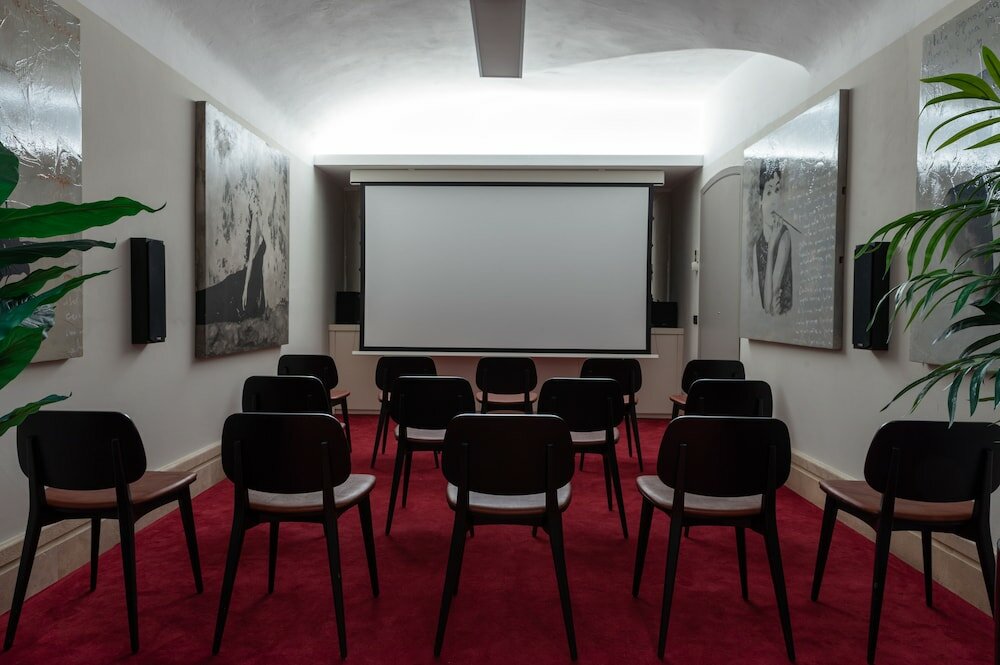 Фото The Independent Hotel