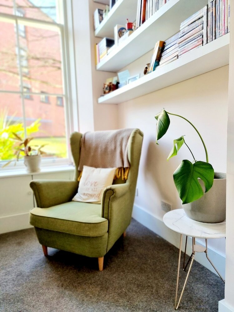 Фото Vibrant Spacious Apartment In West End