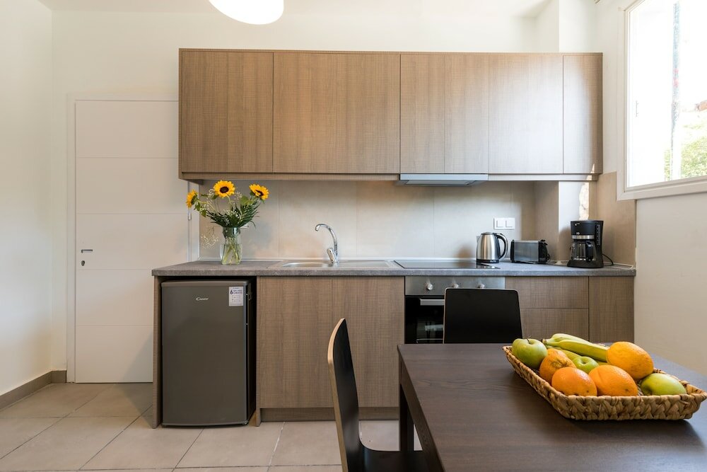 Фото Local Hostel & Suites