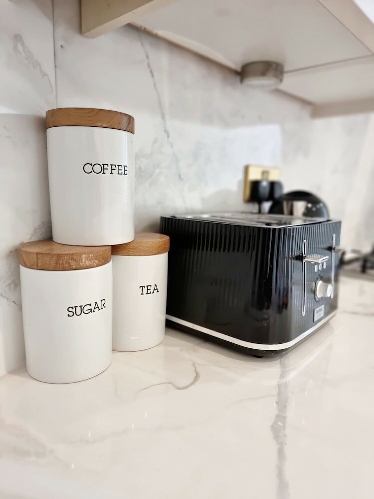 Фото Vibrant Spacious Apartment In West End