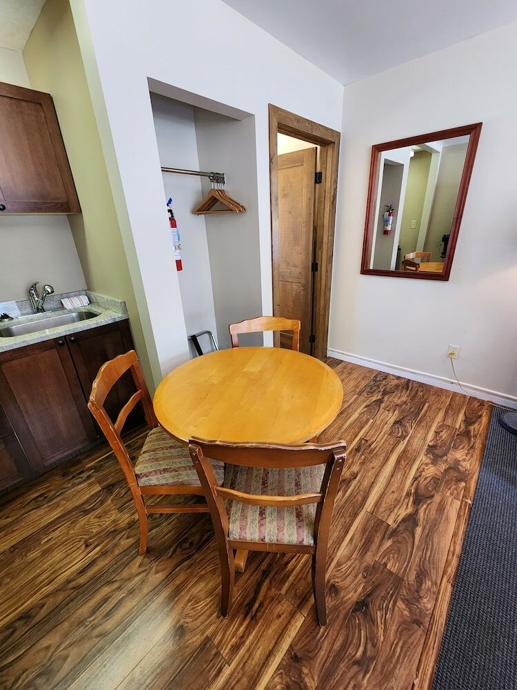 Фото Aspen Village Inn