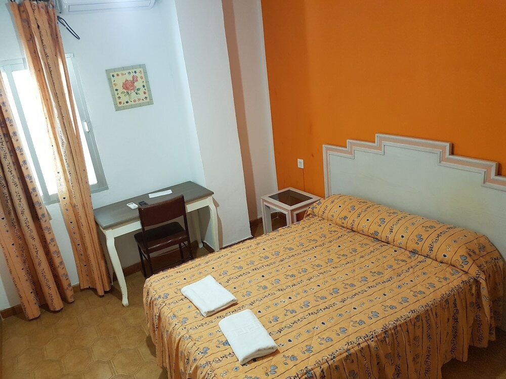 Фото Hostal Los Arcos