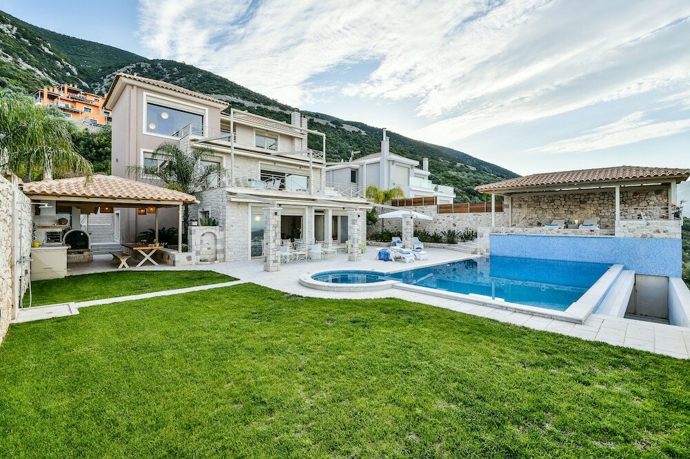 Фото Villa with Striking views over the infinity Pool