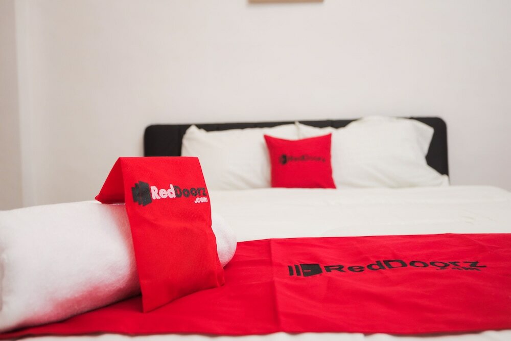 Фото RedDoorz near Plaza Araya 2