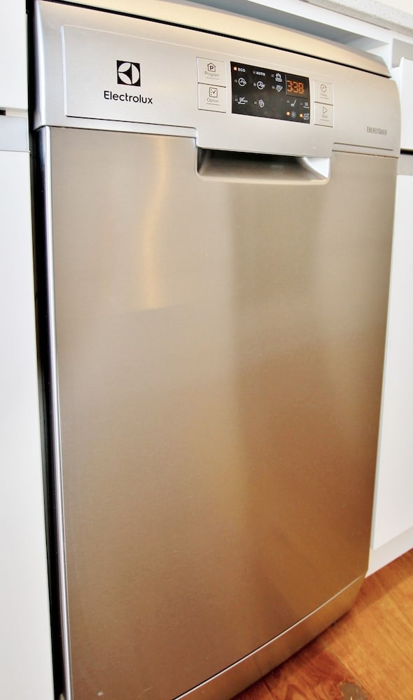 Фото 2 Bedroom Apartment with Hot Tub Facing Bograshov Beach