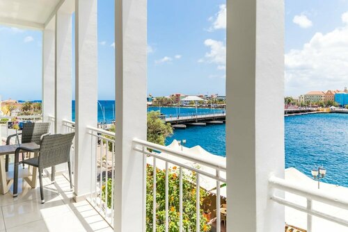 Гостиница Blue Marlin - Famous Handelskade Apartment в Виллемстаде