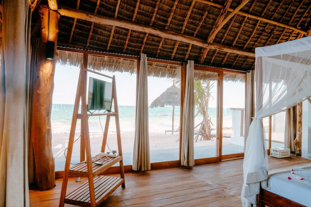 Фото Tiki Beach Club and Resort