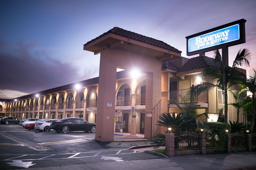 Фото Rodeway Inn & Suites