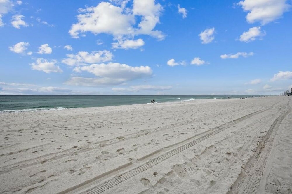 Фото Happy Herron by Book That Condo