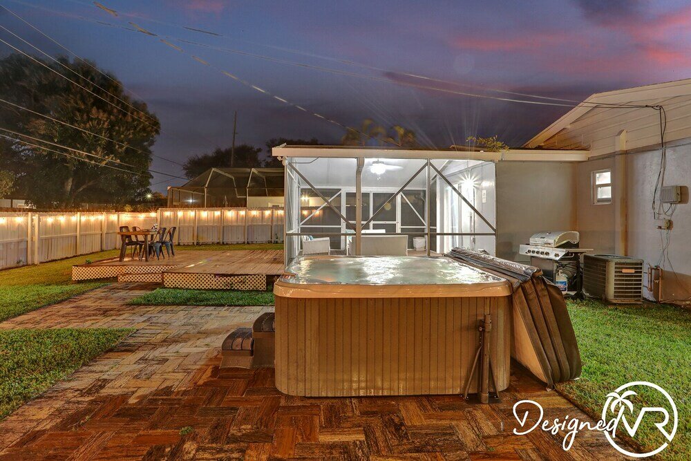 Фото Renovated2 Br with Private Hot tub