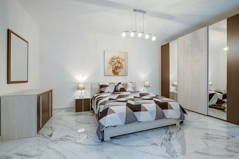 Фото Cosy Apartment Steps to St George's Bay