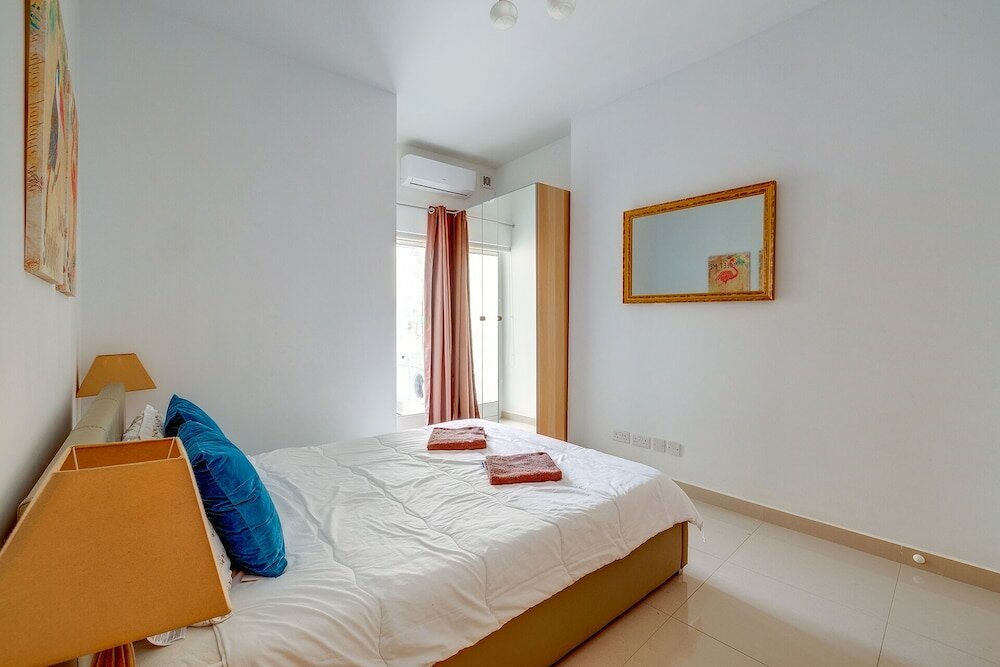 Фото Prime Location Apartment With Side Seaviews