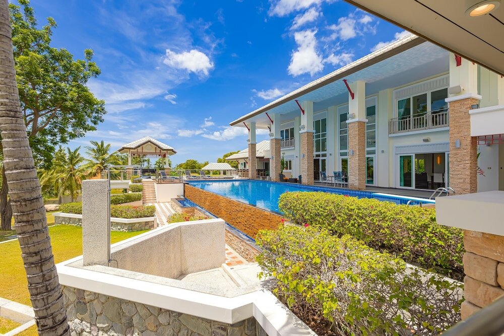 Фото Luxury Mansion 6 Br on Golf Course Jb