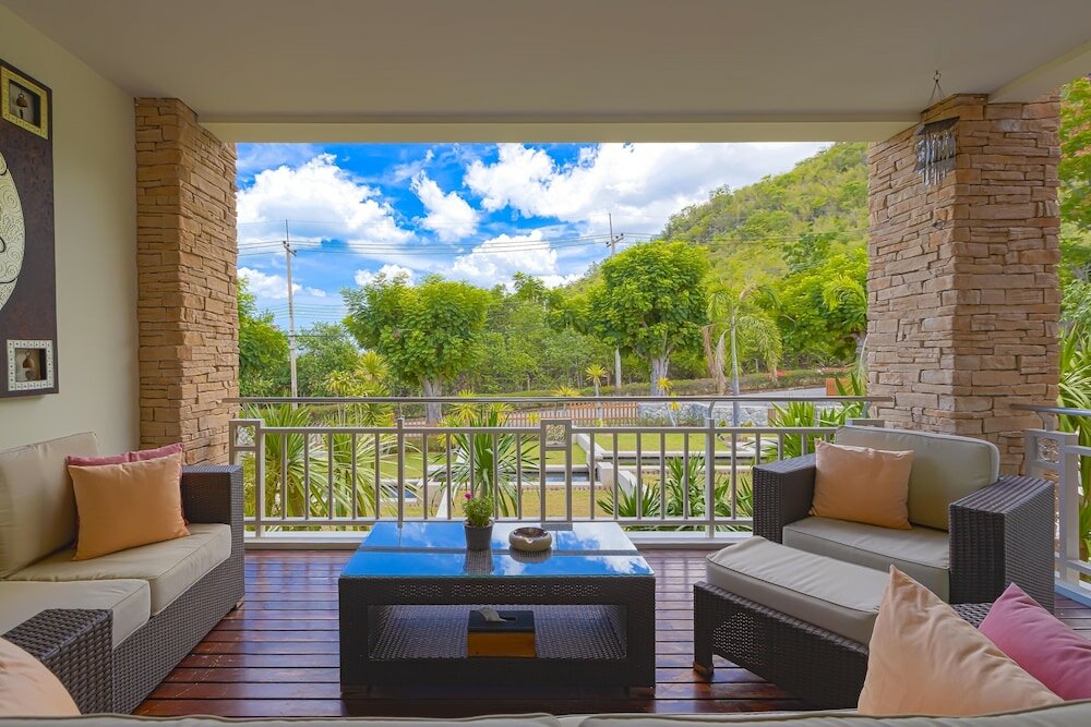 Фото Luxury Mansion 6 Br on Golf Course Jb