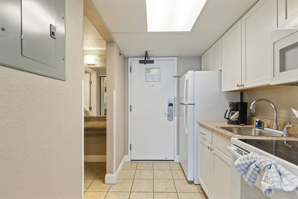 Фото Beachfront 10th-floor Studio Caravelle Resort