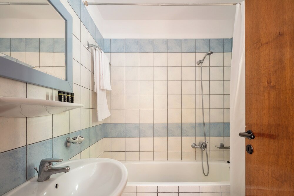 Фото Koni Village Hotel